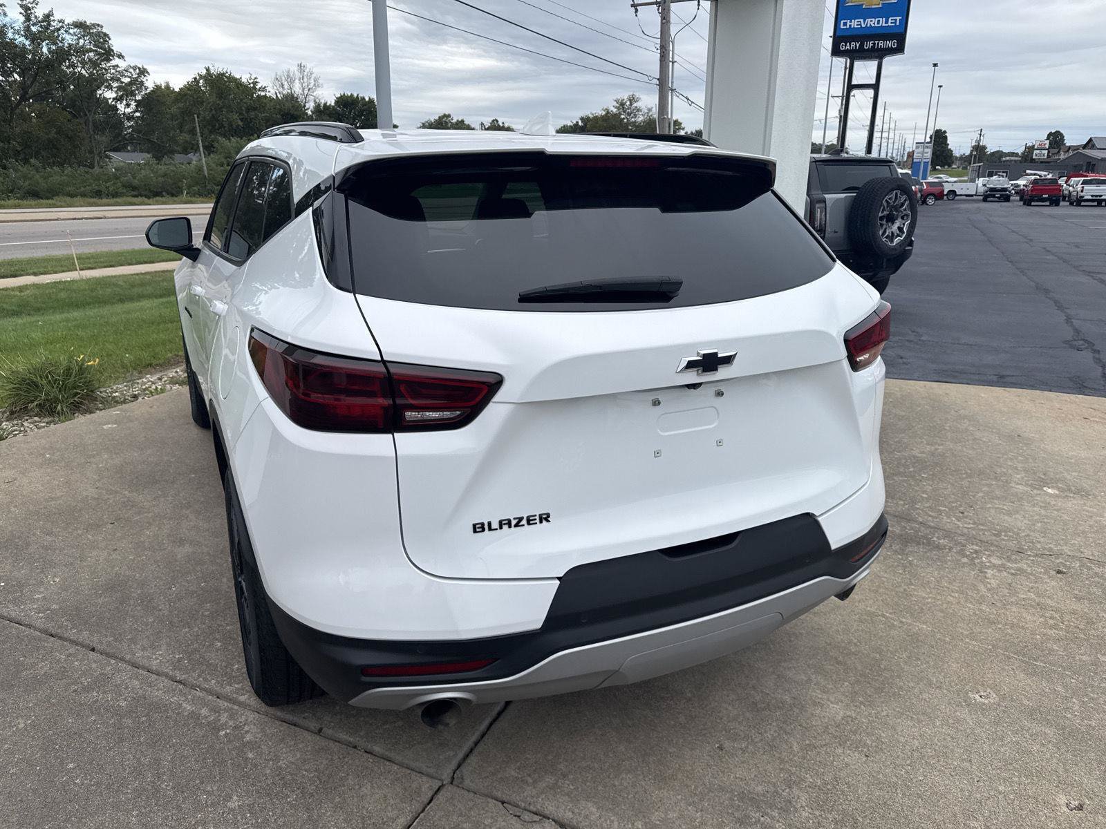 Used 2025 Chevrolet Blazer LT w/ Convenience Package FWD image 3