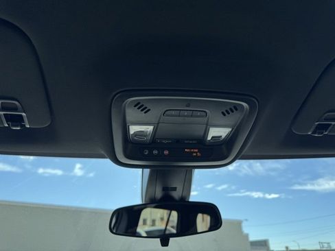 Used 2023 Chevrolet Traverse LT image 29