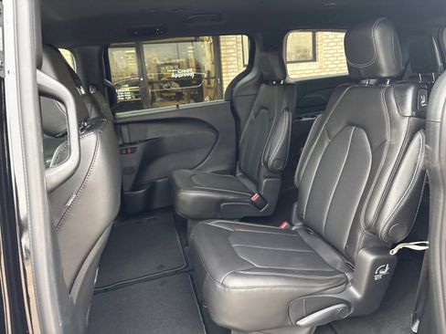 New 2026 Chrysler Pacifica Select image 4