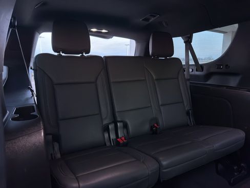 Used 2023 Chevrolet Suburban LT image 36