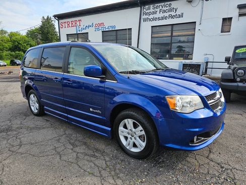 Used 2013 Dodge Grand Caravan Crew FWD image 2