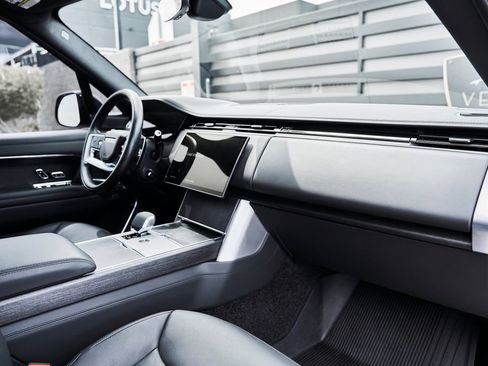 Used 2025 Land Rover Range Rover SE AWD/4WD image 38