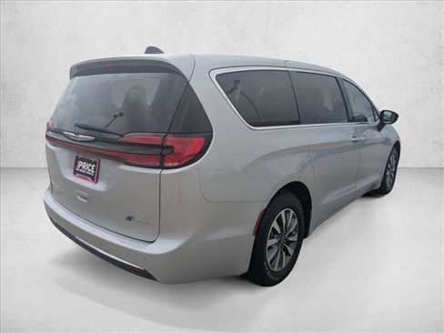 Used 2024 Chrysler Pacifica Limited FWD image 5