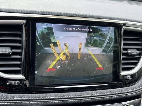 Certified 2024 Chrysler Pacifica Select image 26