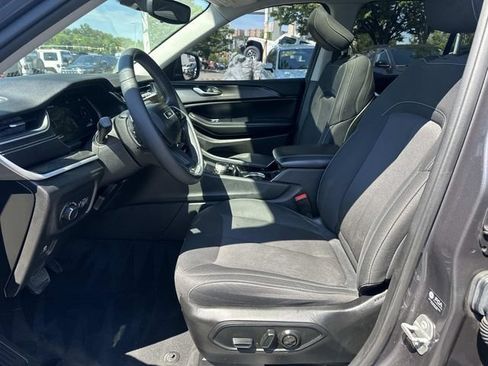 Used 2023 Jeep Grand Cherokee Laredo w/ Luxury Tech Group I AWD/4WD image 17