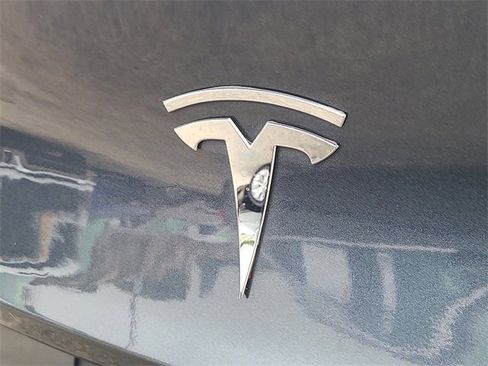 Used 2024 Tesla Model Y Performance image 9