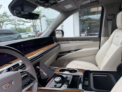 Certified 2025 Cadillac Escalade Sport Platinum w/ LPO, ONYX Package AWD/4WD image 17