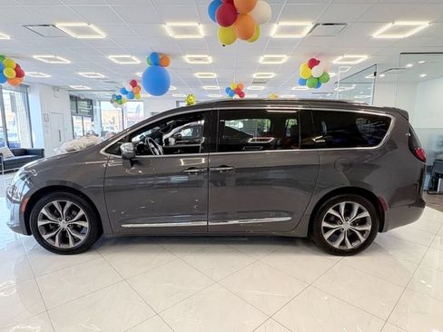 Used 2020 Chrysler Pacifica Limited w/ Tire & Wheel Group FWD image 4