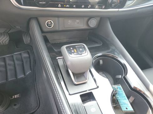Used 2023 Nissan Rogue SL AWD/4WD image 34