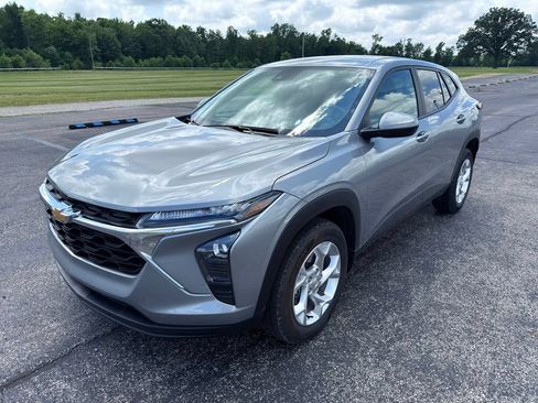 Used 2024 Chevrolet Trax LS w/ LS Convenience Package FWD image 19