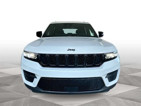 Used 2025 Jeep Grand Cherokee Altitude RWD image 3