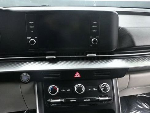 Used 2022 Kia Carnival LX FWD image 17