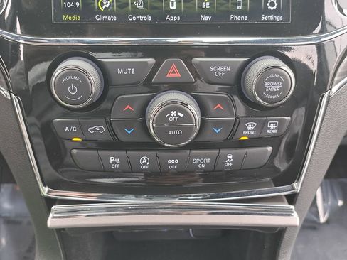 Used 2022 Jeep Grand Cherokee Limited image 24