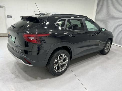 Used 2025 Chevrolet Trax LT w/ LT Convenience Package FWD image 8