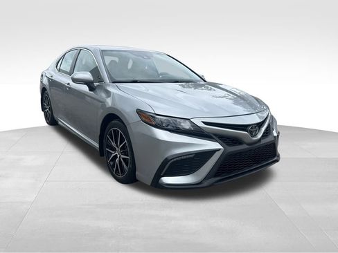 Used 2024 Toyota Camry SE image 2