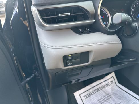 Used 2020 Toyota Highlander XLE image 16