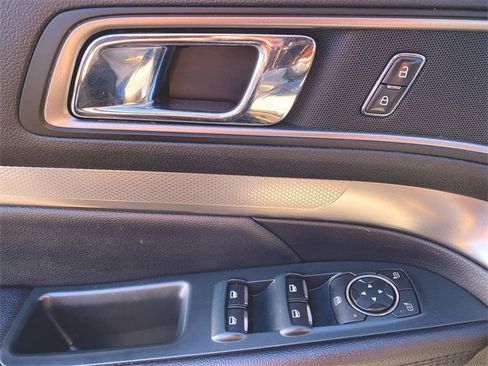 Used 2019 Ford Explorer XLT image 22