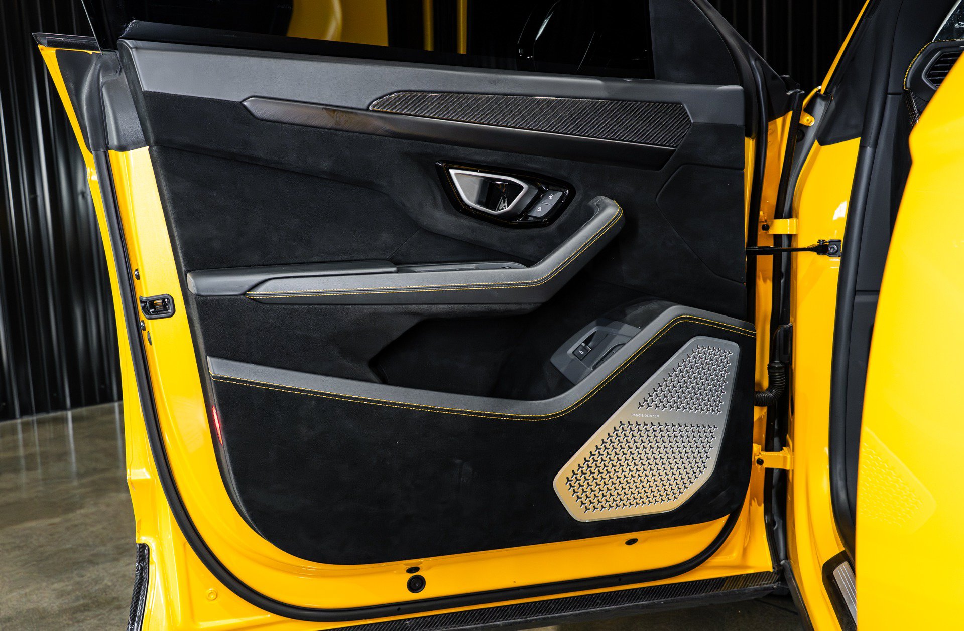 Used 2024 Lamborghini Urus Performante AWD/4WD image 41