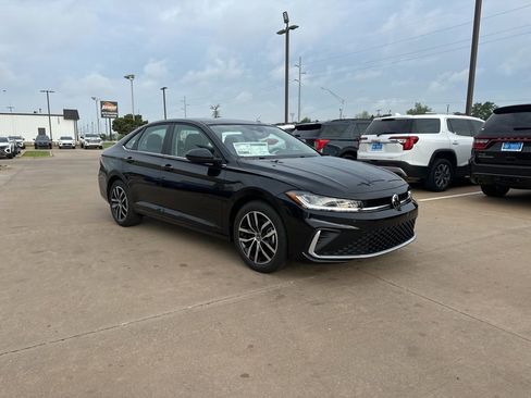 New 2026 Volkswagen Jetta SE FWD image 3