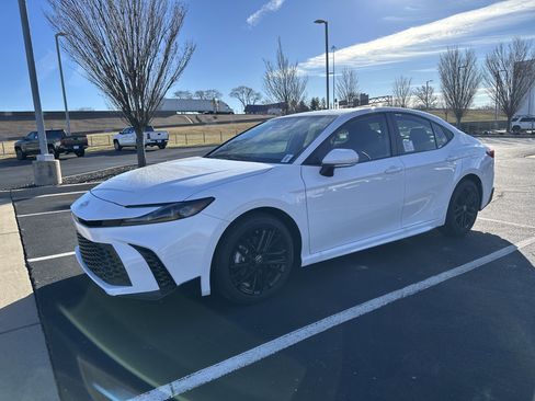 Used 2026 Toyota Camry SE image 5