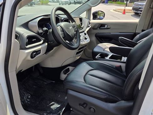 Used 2024 Chrysler Pacifica Limited FWD image 16