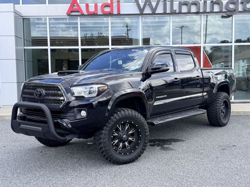 Used 2017 Toyota Tacoma TRD Sport w/ Tow Package AWD/4WD image 2