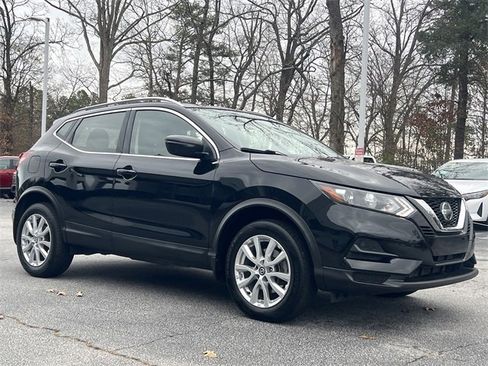 Used 2020 Nissan Rogue Sport SV image 2
