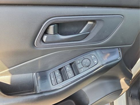 Used 2024 Nissan Rogue S FWD image 13