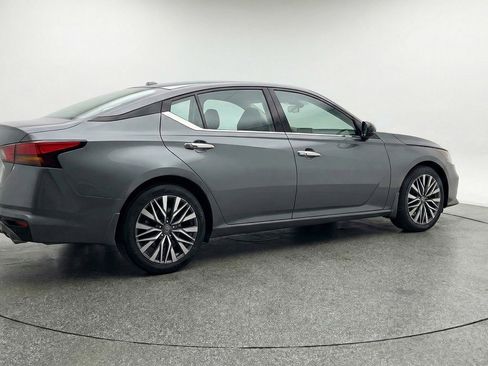 Used 2025 Nissan Altima 2.5 SV image 9