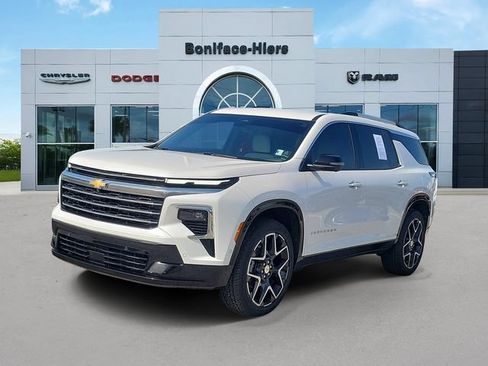 Used 2025 Chevrolet Traverse High Country FWD image 3