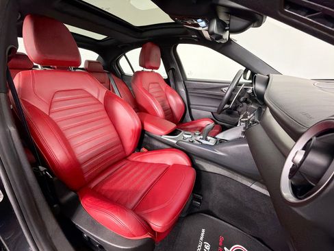 Used 2023 Alfa Romeo Giulia Veloce AWD/4WD image 38