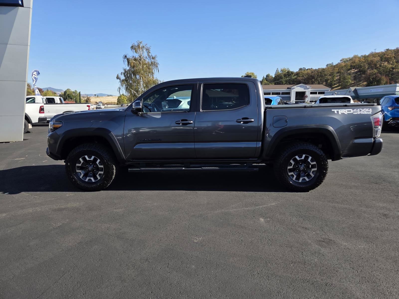 Used 2021 Toyota Tacoma TRD Off-Road w/ TRD Premium Off Road Package AWD/4WD image 8