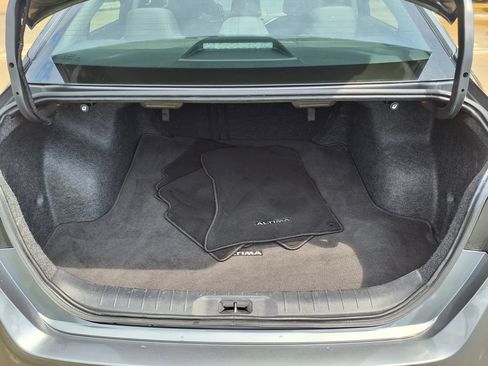 Used 2025 Nissan Altima 2.5 SV FWD image 11