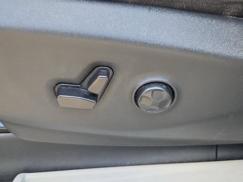 Used 2023 Chrysler Pacifica Touring-L FWD image 11