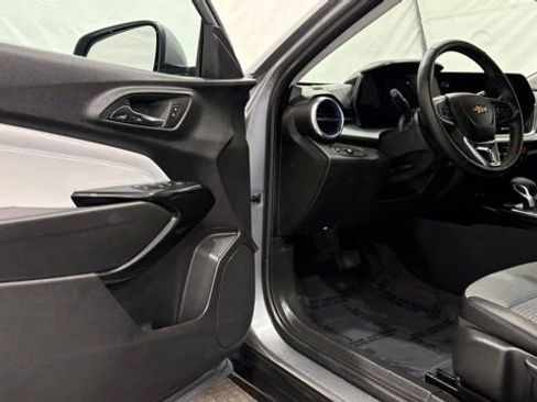 Used 2025 Chevrolet Trax LT w/ LT Convenience Package image 30