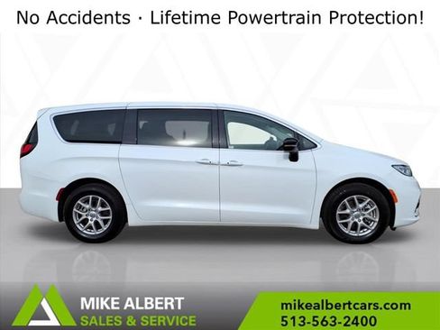 Used 2024 Chrysler Pacifica Touring-L FWD image 8