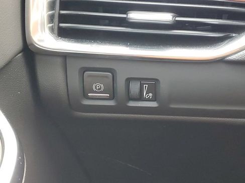 Used 2023 Cadillac XT4 Luxury w/ Cold Weather Package AWD/4WD image 13