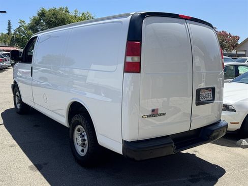 Used 2017 Chevrolet Express 2500 RWD image 5