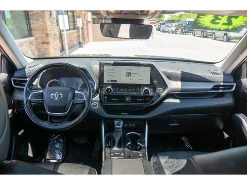 Used 2023 Toyota Highlander XLE AWD/4WD image 14