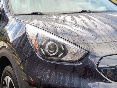 Used 2022 Kia Niro EX Premium image 3