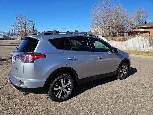 Used 2018 Toyota RAV4 XLE image 4
