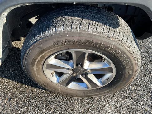 Used 2023 Jeep Wrangler Unlimited Sahara image 11