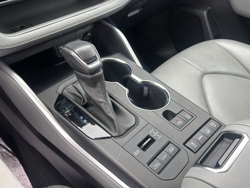 Used 2022 Toyota Highlander XLE image 22