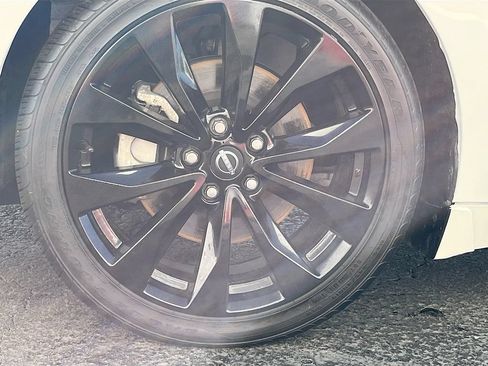 Used 2022 Nissan Maxima SR w/ Sport Mat Group FWD image 31