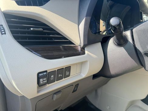Used 2017 Toyota Sienna XLE image 18
