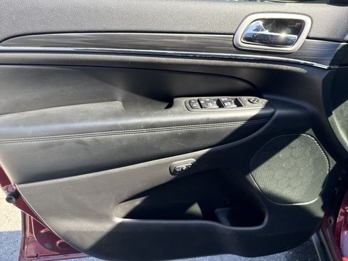 Used 2019 Jeep Grand Cherokee Limited AWD/4WD image 15
