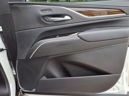Used 2024 Cadillac Escalade ESV Luxury RWD image 11