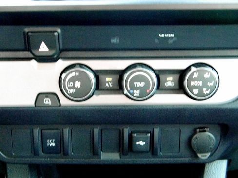 Used 2020 Toyota Tacoma SR image 17