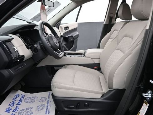 Used 2025 Nissan Pathfinder SV image 10