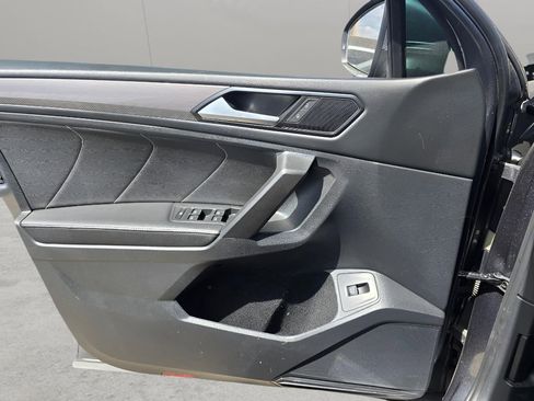 Used 2022 Volkswagen Tiguan SE w/ Panoramic Sunroof Package image 22